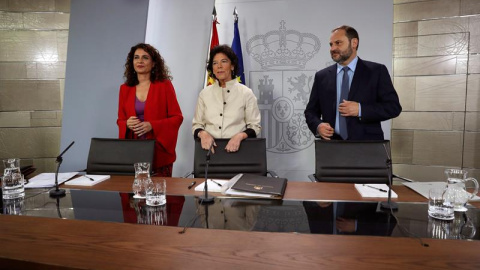 La portavoz del Gobierno ministra de Educación y Formación Profesional, Isabel Celaá (c), acompañada por la ministra de Hacienda, María Jesús Montero, y el titular de Fomento, José Luis Ábalos. /EFE La portavoz del Gobierno ministra de Educación y Formación Profesional, Isabel Celaá (c), acompañada por la ministra de Hacienda, María Jesús Montero, y el titular de Fomento, José Luis Ábalos. /EFE