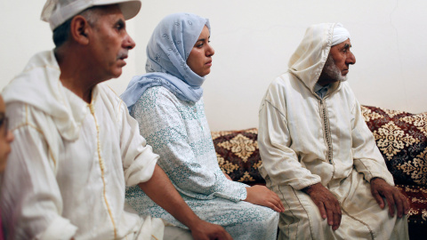 Varios de los familiares delos sospechosos del ataque terrorista de Barcelona, en su vivienda en la localidad marroquí de Mrirt. REUTERS/Youssef Boudlal Varios de los familiares delos sospechosos del ataque terrorista de Barcelona, en su vivienda en la localidad marroquí de Mrirt. REUTERS/Youssef Boudlal