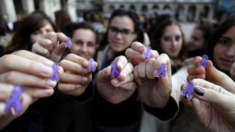 Varias jóvenes muestran lazos de color violeta, que simbolizan la lucha contra la violencia machista. (EFE) Varias jóvenes muestran lazos de color violeta, que simbolizan la lucha contra la violencia machista. (EFE)