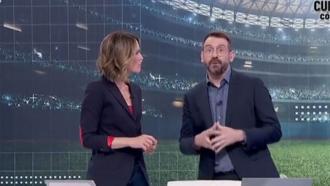 Los presentadores de 'La Hora en la 1' en el instante de la rectificación. Los presentadores de 'La Hora en la 1' en el instante de la rectificación.