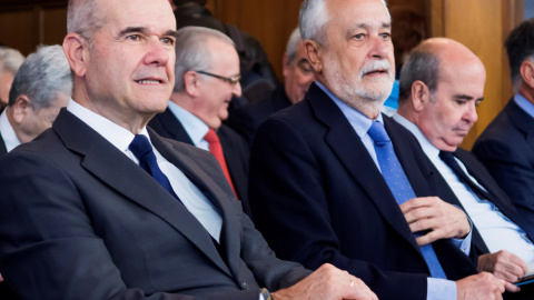 El expresidente del Gobierno andaluz socialista, Antonio Griñán, junto al también expresidente durante 19 años, Manuel Chaves. EFE El expresidente del Gobierno andaluz socialista, Antonio Griñán, junto al también expresidente durante 19 años, Manuel Chaves. EFE