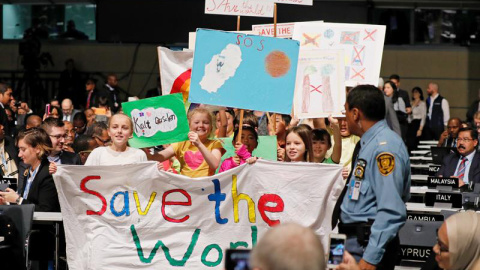 Varios niños muestran pancartas durante la inauguración de la Conferencia sobre el Cambio Climático de la ONU COP23 en Bonn (Alemania) .EFE Varios niños muestran pancartas durante la inauguración de la Conferencia sobre el Cambio Climático de la ONU COP23 en Bonn (Alemania) .EFE