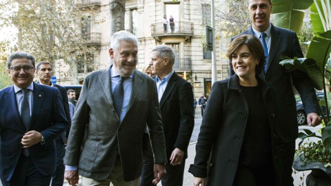 La vicepresidenta del Gobierno, Soraya Sáenz de Santamaría, y el candidato del PPC a la presidencia de la Generalitat, Xavier García Albiol, acompañados del delegado del Gobierno en Catalunya Enric Millo. - EFE La vicepresidenta del Gobierno, Soraya Sáenz de Santamaría, y el candidato del PPC a la presidencia de la Generalitat, Xavier García Albiol, acompañados del delegado del Gobierno en Catalunya Enric Millo. - EFE