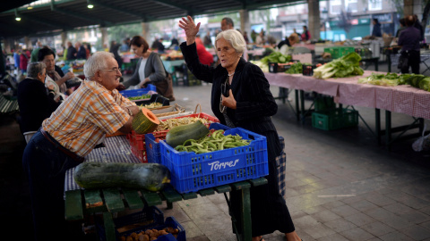 Una mujer hace la compra en un puesto de un mercado de Bilbao. REUTERS Una mujer hace la compra en un puesto de un mercado de Bilbao. REUTERS