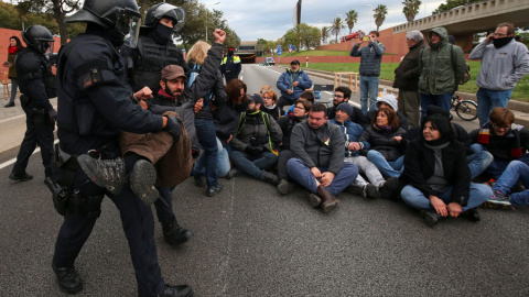 Los Mossos se llevan a una persona en Barcelona durante la huelga en Catalunya. REUTERS/Albert Gea Los Mossos se llevan a una persona en Barcelona durante la huelga en Catalunya. REUTERS/Albert Gea