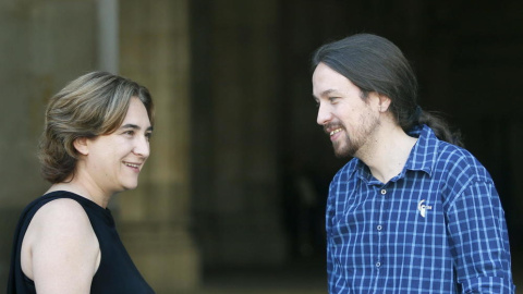 La alcaldesa de Barcelona, Ada Colau, cuando recibió en el Ayuntamiento al líder de Podemos, Pablo Iglesias. EFE La alcaldesa de Barcelona, Ada Colau, cuando recibió en el Ayuntamiento al líder de Podemos, Pablo Iglesias. EFE