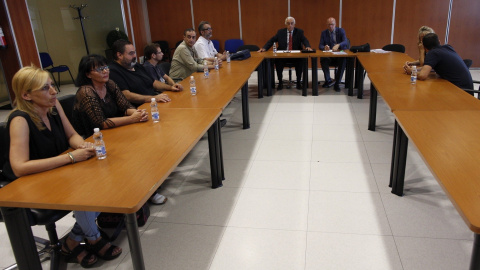 Los miembros del comité de empresa de Eulen durante la reunión que han mantenido esta mañana con Marcos Peña, el mediador propuesto por el Ministerio de Fomento / EFE - Alejandro García Los miembros del comité de empresa de Eulen durante la reunión que han mantenido esta mañana con Marcos Peña, el mediador propuesto por el Ministerio de Fomento / EFE - Alejandro García