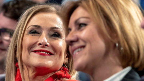 La presidenta de la Comunidad de Madrid, Cristina Cifuentes, y la secretaria general del PP, María Dolores de Cospedal durante la Convención Nacional del PP en Sevilla. EFE/Julio Muñoz La presidenta de la Comunidad de Madrid, Cristina Cifuentes, y la secretaria general del PP, María Dolores de Cospedal durante la Convención Nacional del PP en Sevilla. EFE/Julio Muñoz
