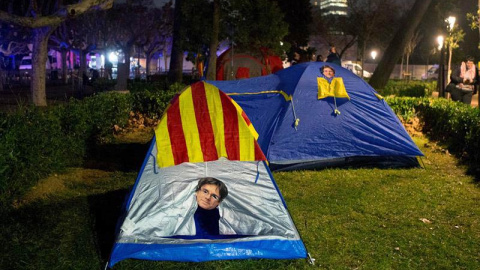 Acampada frente al Parlament. | EFE