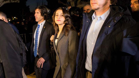 Inés Arrimadas sale del Parlament. | EFE