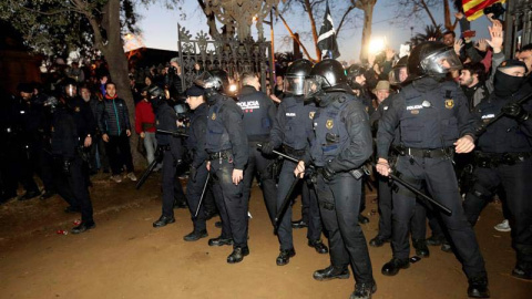 Agentes antidisturbios de los Mossos d'Esquadra se han desplegado frente al Parlament, protegidos con cascos, al producirse momentos de tensión, que no han ido a más. | EFE
