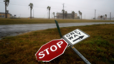 El potente viento del huracán Harvey derriba una señal de tráfico en Texas.REUTERS/Adrees Latif El potente viento del huracán Harvey derriba una señal de tráfico en Texas.REUTERS/Adrees Latif