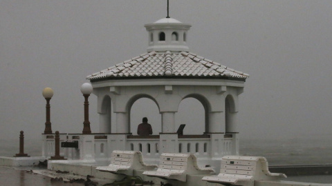 Un hombre observa el paso del huracán Harvey en el paseo marítimo de Corpus Christi, Texas.REUTERS/Adrees Latif