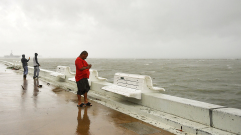 Un hombre toma fotos de las olas generadas por el huracán Harvey en Corpus Christi, Texas. REUTERS/Mohammad Khursheed