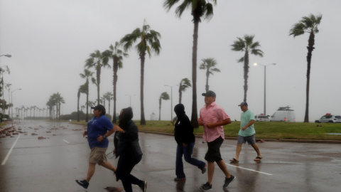 Un grupo de gente corre a refugiarse del temporal levantado por el huracán Harvey.REUTERS/Adrees Latif