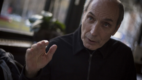 Eusebio Poncela, en la cafetería El Espejo durante la entrevista. REPORTAJE FOTOGRÁFICO: JAIRO VARGAS Eusebio Poncela, en la cafetería El Espejo durante la entrevista. REPORTAJE FOTOGRÁFICO: JAIRO VARGAS