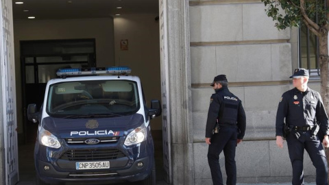 Arribada al Tribunal Suprem del vehicle policial amb el qual han estat traslladats Joaquim Forn, Josep Rull i Raül Romeva. EFE/Zipi Arribada al Tribunal Suprem del vehicle policial amb el qual han estat traslladats Joaquim Forn, Josep Rull i Raül Romeva. EFE/Zipi