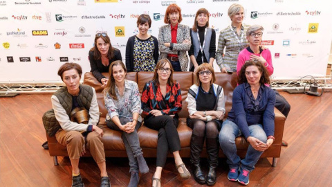 De izquierda a derecha, sentadas Pilar Revuelta (directora de arte), María Zamora (productora), Jara Yáñez (periodista), Julia Juaniz (montadora), Chus Gutiérrez (directora). De pie: Rosa Estevez (directora de casting), Coral Cruz (guionista), Patrici De izquierda a derecha, sentadas Pilar Revuelta (directora de arte), María Zamora (productora), Jara Yáñez (periodista), Julia Juaniz (montadora), Chus Gutiérrez (directora). De pie: Rosa Estevez (directora de casting), Coral Cruz (guionista), Patrici