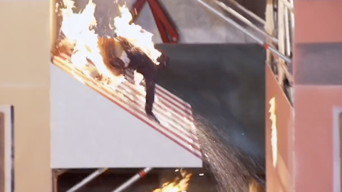 Instante en el que el especialista queda envuelto en llamas sobre uno de los toldos en 'El Hormiguero'. Instante en el que el especialista queda envuelto en llamas sobre uno de los toldos en 'El Hormiguero'.