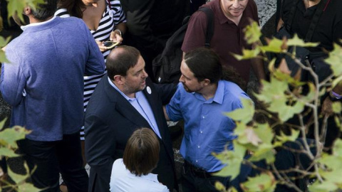 El líder de Podemos, Pablo Iglesias (d), conversa con el vicepresidente de la Generalitat, Oriol Junqueras durante la manifestación contra los atentados yihadistas en Cataluña que bajo el eslogan "No tinc por" (No tengo miedo) recorre hoy las calles de