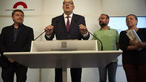 El diputado de JxSí, Jordi Orobitg; el presidente de JxSí en el Parlament, Lluís Corominas; el diputado de la CUP, Benet Salellas, y la diputada de la CUP, Gabriela Serra, durante la rueda de prensa para presentar la ley de transitoriedad que aprobará