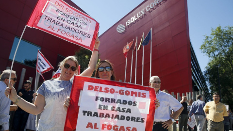 Protesta de trabajadores ante la sede de Isolux Corsán, frente a la sede de la compañía. EFE Protesta de trabajadores ante la sede de Isolux Corsán, frente a la sede de la compañía. EFE
