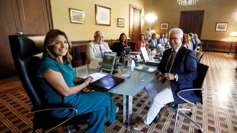 La presidenta de la Junta de Andalucía, Susana Díaz (i), acompañada del vicepresidente, Manuel Jiménez Barrios (d) y el resto de consejeros, momentos antes de presidir la primera reunión del Consejo de Gobierno andaluz tras las vacaciones de verano. La presidenta de la Junta de Andalucía, Susana Díaz (i), acompañada del vicepresidente, Manuel Jiménez Barrios (d) y el resto de consejeros, momentos antes de presidir la primera reunión del Consejo de Gobierno andaluz tras las vacaciones de verano.