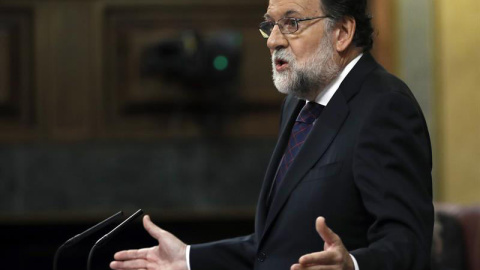 El presidente del Gobierno, Mariano Rajoy, durante su comparecencia el pleno extraordinario del Congreso de los Diputados para dar explicaciones de su declaración ante el tribunal del juicio del caso Gürtel. | EMILIO NARANJO (EFE) El presidente del Gobierno, Mariano Rajoy, durante su comparecencia el pleno extraordinario del Congreso de los Diputados para dar explicaciones de su declaración ante el tribunal del juicio del caso Gürtel. | EMILIO NARANJO (EFE)