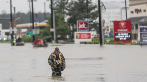 Un hombre camina por una calle inundada después del paso del huracán Harvey en Houston, Texas. - EFE Un hombre camina por una calle inundada después del paso del huracán Harvey en Houston, Texas. - EFE