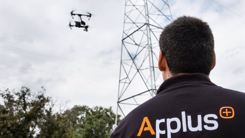 Un operario de Applus manejando un dron. Un operario de Applus manejando un dron.