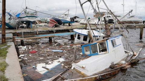Dos barcos hundidos durante el huracán Harvey, cerca de Rockport, Texas (EEUU).- EFE / EPA / DARREN ABATE