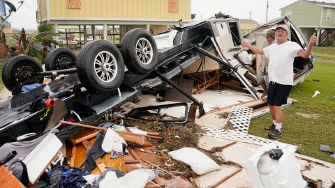 Richard Garner busca entre los restos de su casa tras el paso del huracán Harvey, en Rockport (EEUU).- EFE/DARREN ABATE