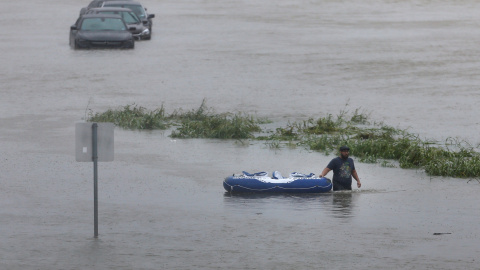 Un residente camina a través de las aguas durante la inundación de la tormenta tropical Harvey en Houston, Texas, EEUU.- REUTERS / Jonathan Bachman Un residente camina a través de las aguas durante la inundación de la tormenta tropical Harvey en Houston, Texas, EEUU.- REUTERS / Jonathan Bachman