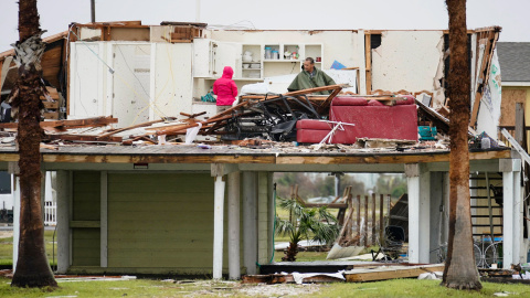 Una pareja busca algunas pertenencias en buen estado después del paso del Huracán Harvey en Rockport, Texas (EEUU).- EFE/Darren Abate