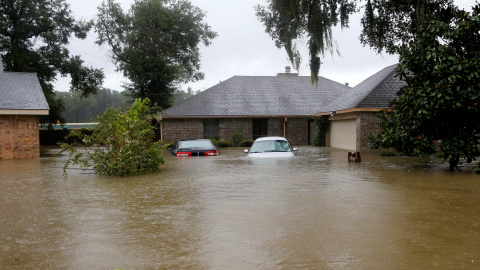 Casas y coches, parcialmente sumergidos por la inundación provocada por la tormenta tropical Harvey en Houston, Texas, (EEUU).- REUTERS / Jonathan Bachman