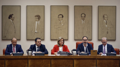 La ministra de Empleo, Fátima Báñez, junto al presidente de la Comisión de Empleo, Alberto Montero; el vicepresidente, Gerardo Camps, y el secretario primero, José María Barrios, entre otros, durante su comparecencia en el Congreso. EFE/Emilio Naran La ministra de Empleo, Fátima Báñez, junto al presidente de la Comisión de Empleo, Alberto Montero; el vicepresidente, Gerardo Camps, y el secretario primero, José María Barrios, entre otros, durante su comparecencia en el Congreso. EFE/Emilio Naran
