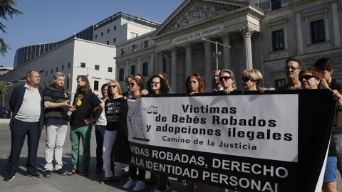 Un grupo de víctimas de bebés robados y adoptados ilegales durante la concentración que han protagonizado ante el Congreso coincidiendo con el Día Internacional de las víctimas de Desapariciones Forzadas. - EFE Un grupo de víctimas de bebés robados y adoptados ilegales durante la concentración que han protagonizado ante el Congreso coincidiendo con el Día Internacional de las víctimas de Desapariciones Forzadas. - EFE