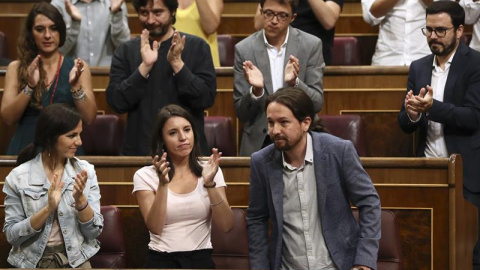 El líder de Podemos, Pablo Iglesias (d), es aplaudido tras finalizar su intervención durante el pleno extraordinario celebrado hoy en el Congreso de los Diputados en el que ha comparecido el presidente del Gobierno, Mariano Rajoy, para dar explicaciones El líder de Podemos, Pablo Iglesias (d), es aplaudido tras finalizar su intervención durante el pleno extraordinario celebrado hoy en el Congreso de los Diputados en el que ha comparecido el presidente del Gobierno, Mariano Rajoy, para dar explicaciones
