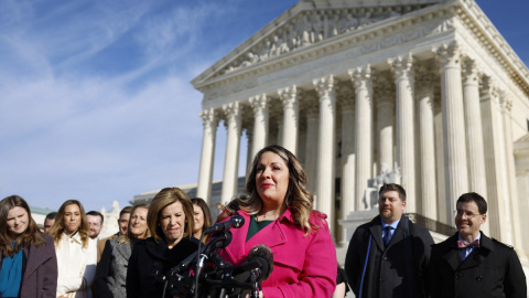 Lorie Smith se dirige a los periodistas fuera del edificio de la Corte Suprema de EE UU, a 5 de diciembre de 2022 en Washington, DC. Lorie Smith se dirige a los periodistas fuera del edificio de la Corte Suprema de EE UU, a 5 de diciembre de 2022 en Washington, DC.