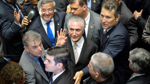 Michel Temer, felicitado por algunos senadores tras la destitución de la mandataria Dilma Rousseff. - EFE Michel Temer, felicitado por algunos senadores tras la destitución de la mandataria Dilma Rousseff. - EFE