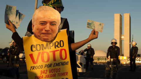 Manifestantes protestan contra el presidente Michel Temer frente al edificio del Congreso Nacional. - EFE