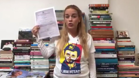 Lilian Tintori, en el vídeo de su cuenta de 'Twitter' en el que denuncia una "persecución" contra su familia. Lilian Tintori, en el vídeo de su cuenta de 'Twitter' en el que denuncia una "persecución" contra su familia.
