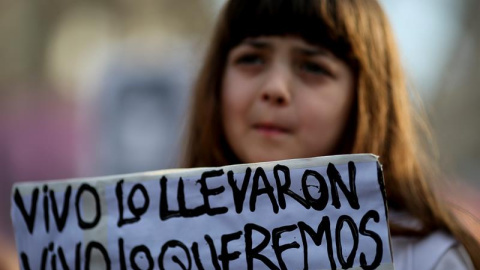 Miles de personas se concentraron este viernes para reclamar la aparición con vida del joven Santiago Maldonado, en la Plaza de mayo de Buenos Aires (Argentina). EFE/David Fernández Miles de personas se concentraron este viernes para reclamar la aparición con vida del joven Santiago Maldonado, en la Plaza de mayo de Buenos Aires (Argentina). EFE/David Fernández
