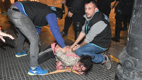 Policías argentinos detienen a un manifestante durante los disturbios registrados finalizada la marcha para reclamar la aparición con vida del joven Santiago Maldonadoen la Plaza de Mayo de Buenos Aires (Argentina). EFE/TÉLAM/Raúl Ferrari Policías argentinos detienen a un manifestante durante los disturbios registrados finalizada la marcha para reclamar la aparición con vida del joven Santiago Maldonadoen la Plaza de Mayo de Buenos Aires (Argentina). EFE/TÉLAM/Raúl Ferrari