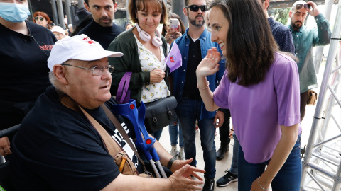 La ministra de Derechos Sociales y Agenda 2030, Ione Belarra, saluda a un hombre afectado por talidomida, José Riquelme, a 25 de mayo de 2023. La ministra de Derechos Sociales y Agenda 2030, Ione Belarra, saluda a un hombre afectado por talidomida, José Riquelme, a 25 de mayo de 2023.