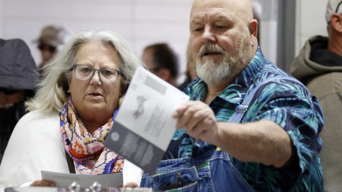 Los residentes del condado de Nye entregan sus votos por correo en las elecciones intermedias de EEUU en Pahrump, Nevada, a 8 de noviembre de 2022. Los residentes del condado de Nye entregan sus votos por correo en las elecciones intermedias de EEUU en Pahrump, Nevada, a 8 de noviembre de 2022.