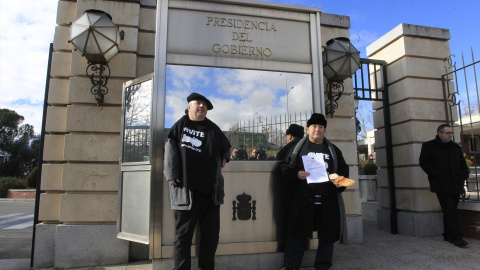 Varios afectados por la talidomida se congregan frente al Palacio de la Moncloa, en Madrid, a 6 de febrero de 2015. Varios afectados por la talidomida se congregan frente al Palacio de la Moncloa, en Madrid, a 6 de febrero de 2015.