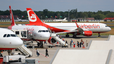 Varios aviones de Air Berlín en las pistas del aeropuerto de Tegel, en Berlin. REUTERS/Hannibal Hanschke Varios aviones de Air Berlín en las pistas del aeropuerto de Tegel, en Berlin. REUTERS/Hannibal Hanschke