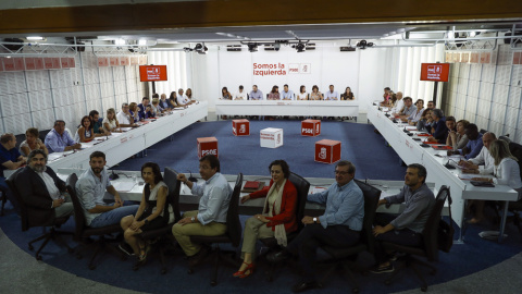 Vista de la reunión de la Comisión Ejecutiva Federal del PSOE en la sede de Ferraz para debatir en plenario la propuesta de los socialistas en relación con la consulta soberanista anunciada para el 1 de octubre. EFE/Emilio Naranjo