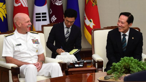 El ministro de Defensa de Corea del Sur, Song Young-moo (derecha), se reúne con el almirante Scott Swift, comandante de la Flota estadounidense del Pacífico en Seúl. | EFE El ministro de Defensa de Corea del Sur, Song Young-moo (derecha), se reúne con el almirante Scott Swift, comandante de la Flota estadounidense del Pacífico en Seúl. | EFE
